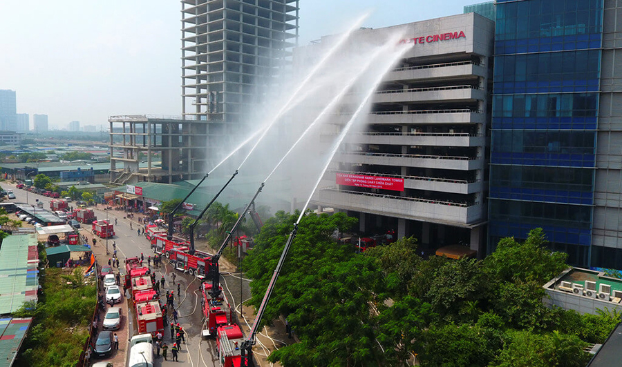 các xe cứu hỏa đang chữa cháy cho chung cư