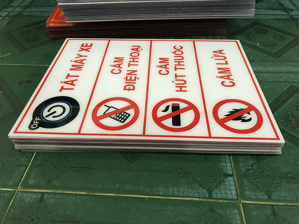 Biển báo cấm cho cây xăng, kho hóa chất
