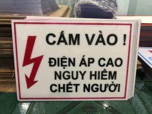 Bảng cấm điện áp cao nguy hiểm bằng mica