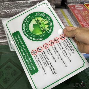 Biển báo giữ vệ sinh chung trong nhà vệ sinh