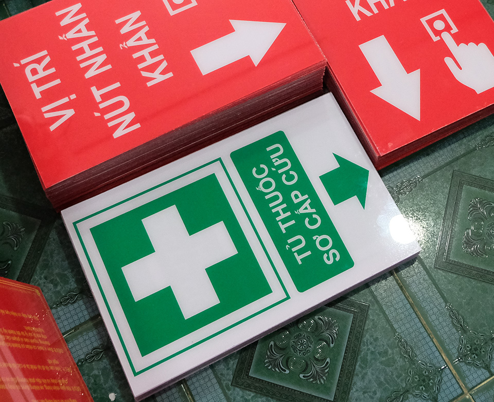 Biển báo tủ thuốc sơ cấp cứu bằng mica